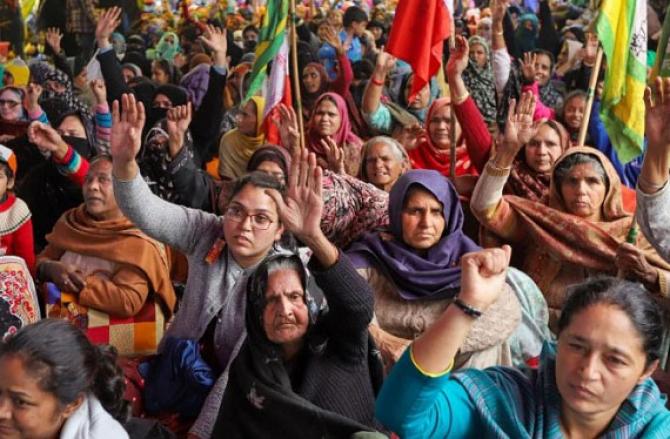 شاہین باغ میں احتجاج کرتی ہوئیں خواتین۔ تصویر: پی ٹی آئی